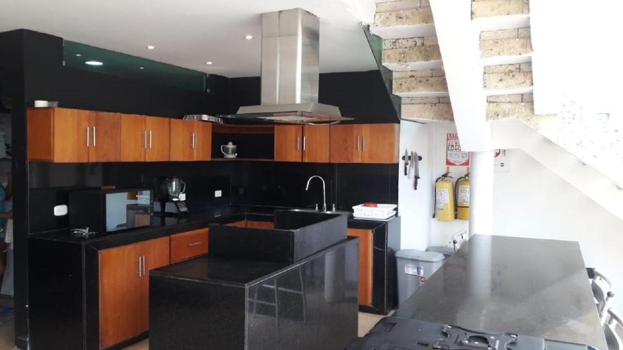 Guest house Room In House - Beautiful Beach House For 25 People