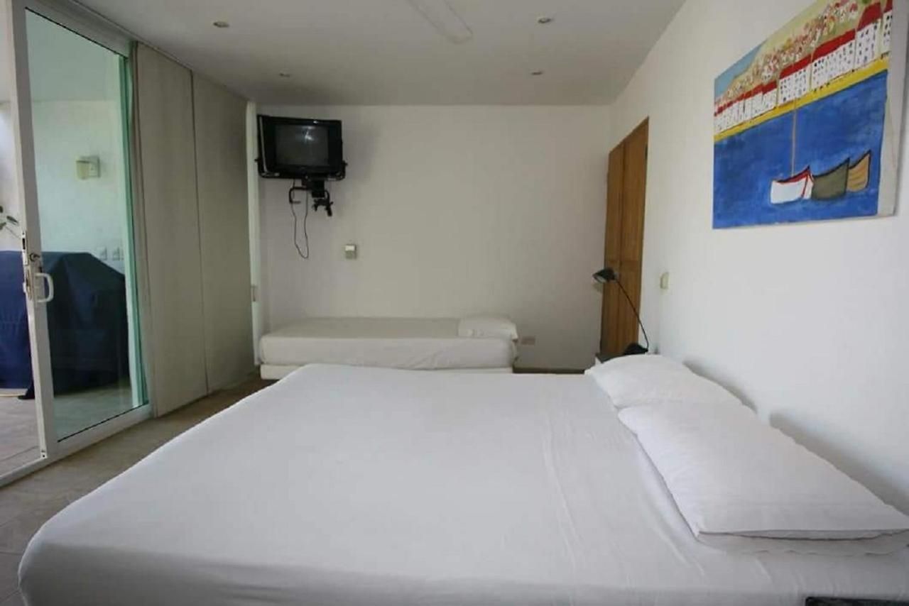 Guest house Room In House - Beautiful Beach House For 25 People