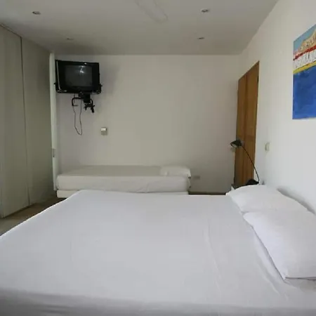 Guest house Room In House - Beautiful Beach House For 25 People